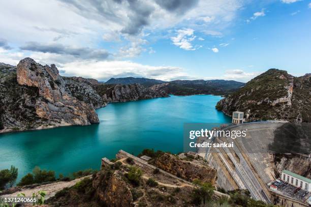 presa en el embalse esmeralda en las montañas - energía hidroeléctrica fotografías e imágenes de stock