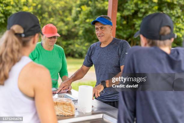 gruppe von freunden in einem bbq - bbq australia stock-fotos und bilder