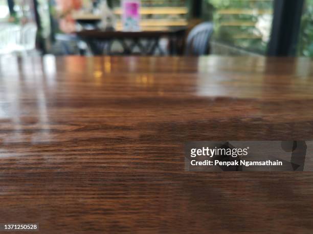dark brown wooded table on blurred coffee shop background - table 個照片及圖片檔