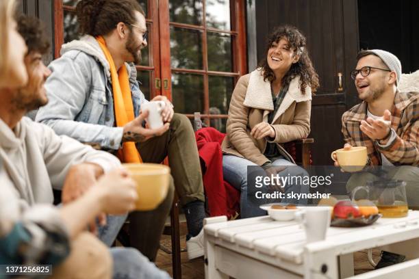amigos felices disfrutando en la conversación en un patio. - té terraza fotografías e imágenes de stock