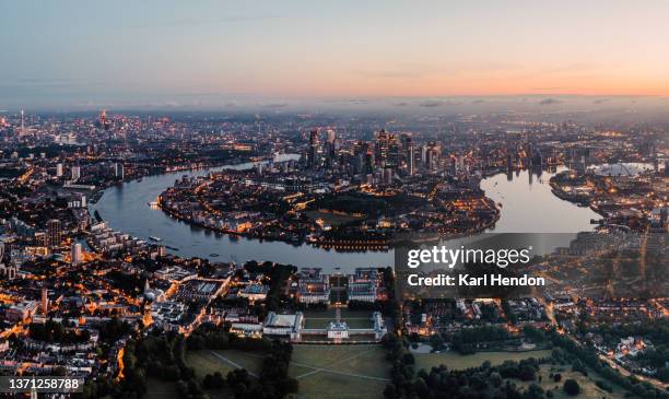 an elevated view of the london skyline - london docklands fotografías e imágenes de stock