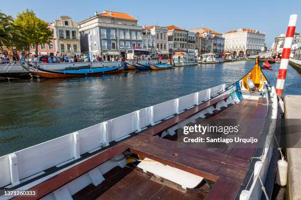 gondolas moored alongside an aveiro canal - アヴェイロ県 ストックフォトと画像