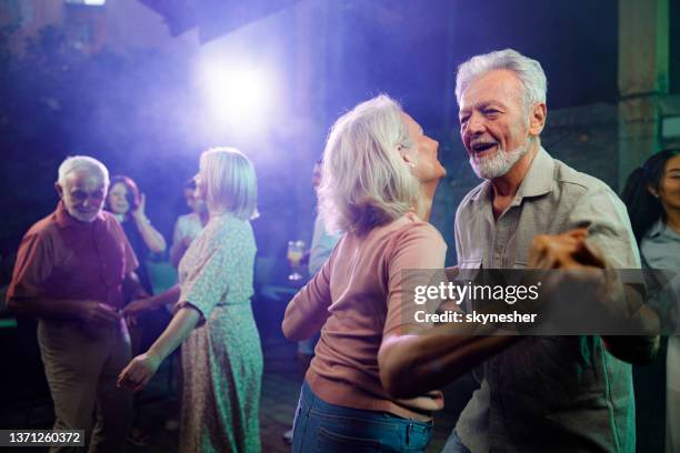 glückliches reifes paar, das in einer disco tanzt. - elderly dancing stock-fotos und bilder