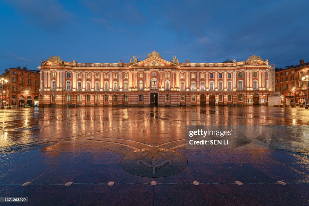 Night view of the Place du Capitole and Hôtel de Ville de Toulouse