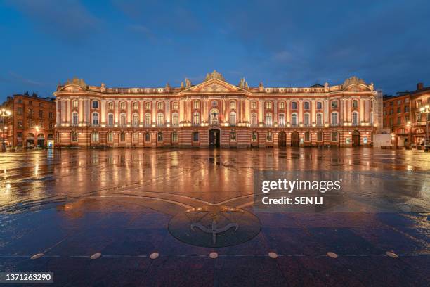 night view of the place du capitole and hôtel de ville de toulouse - toulouse stock pictures, royalty-free photos & images