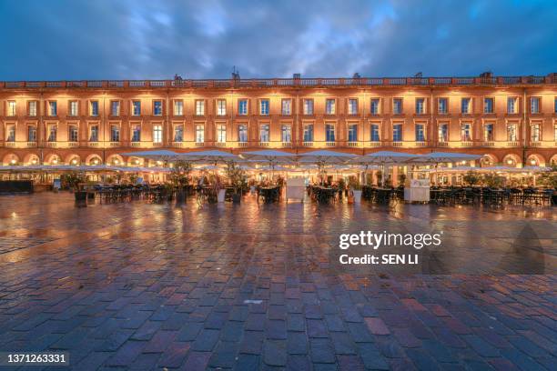 night view of the place du capitole and hôtel de ville de toulouse - toulouse stock pictures, royalty-free photos & images