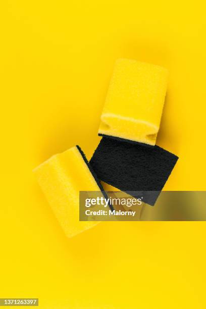 yellow kitchen sponges on yellow background. - topfreiniger stock-fotos und bilder