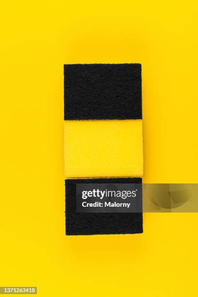 yellow kitchen sponges on yellow background. - topfreiniger stock-fotos und bilder