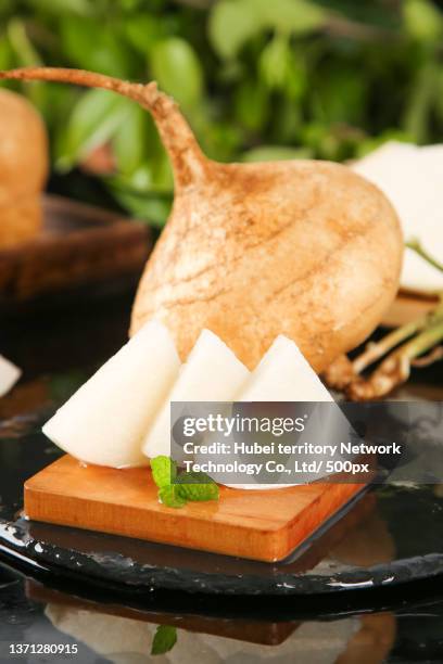 white sweet potato on wooden mat - jicama 個照片及圖片檔