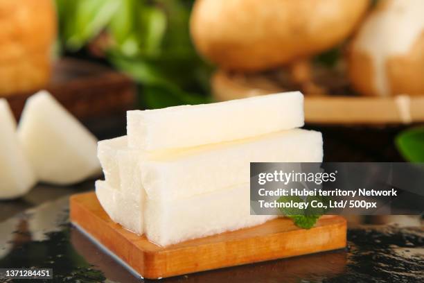 white sweet potato on wooden mat - jicama 個照片及圖片檔