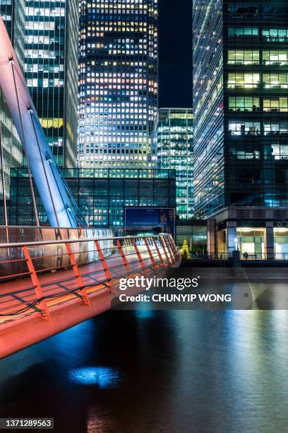 ロンドンのカナリーワーフへの歩道橋 - ドッグランズ ストックフォトと画像