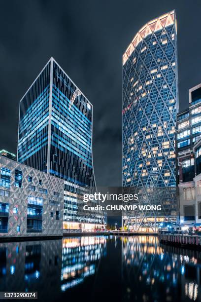 canary wharf district at night, london, united kingdom - commercial real estate as investment increases stock pictures, royalty-free photos & images