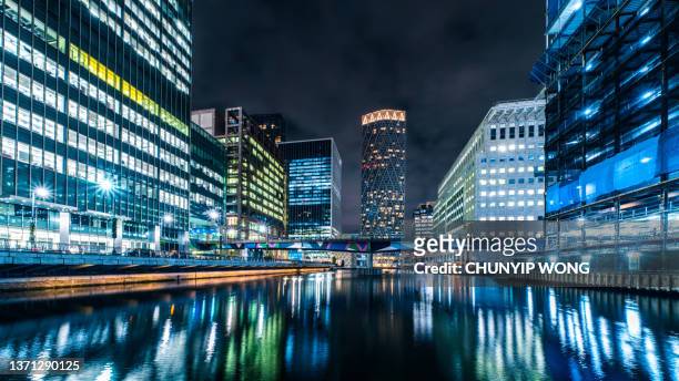 canary wharf district at night, london, united kingdom - commercial real estate as investment increases stock pictures, royalty-free photos & images