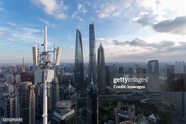 5g communication towers in shanghai - torre oriental pearl imagens e fotografias de stock