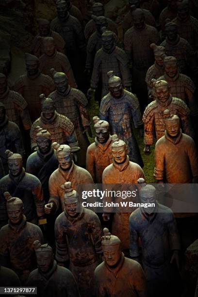 terracotta soldiers in qin shi huangdi tomb - qin shi huangdi stock-fotos und bilder