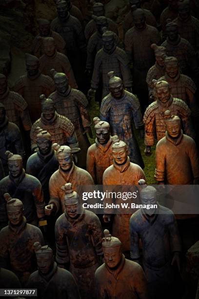 terracotta soldiers in qin shi huangdi tomb - qin shi huangdi fotografías e imágenes de stock