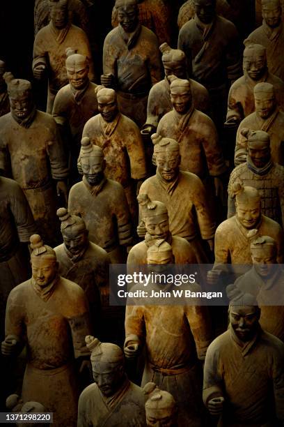 terracotta soldiers in qin shi huangdi tomb - qin shi huangdi stock-fotos und bilder