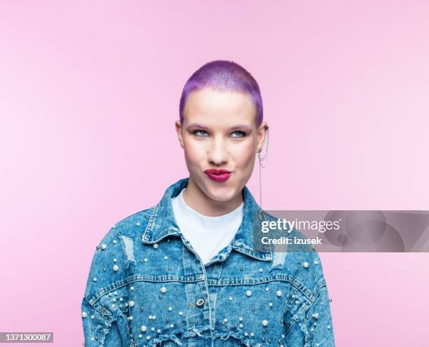 young woman with short purple hair - purple hair stockfoto's en -beelden