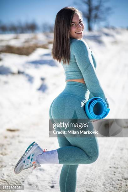 portrait d’une jeune athlète féminine - jogging winter photos et images de collection