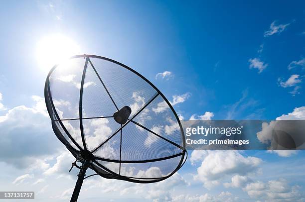 antenne parabolique antennas sous ciel - satellite dish photos et images de collection