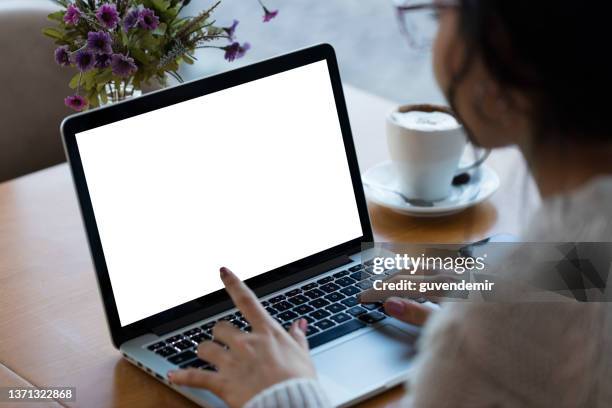 using blank white screen laptop - over de schouder weergave stockfoto's en -beelden