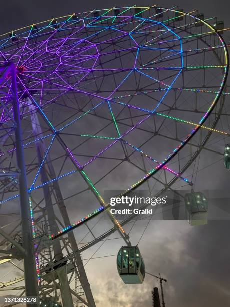 ferris wheel illuminated at night. - foz do iguacu photos et images de collection