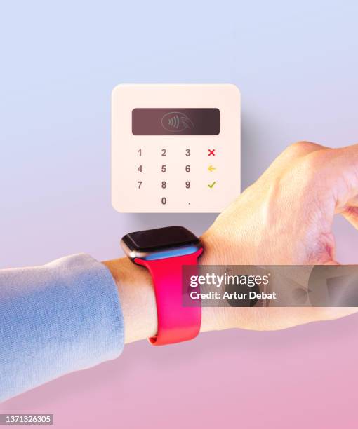 paying to wireless point of sale (pos) (pop) reader using smart watch technology. - card reader stockfoto's en -beelden