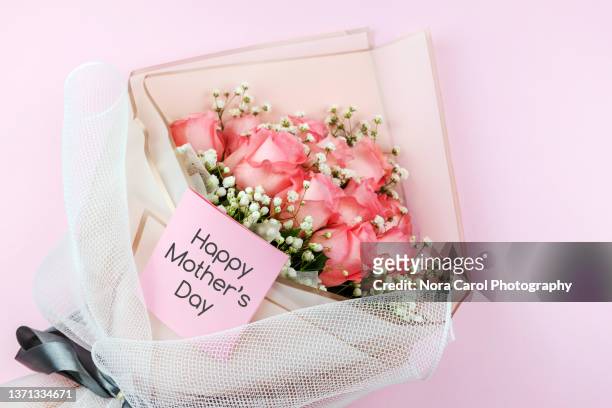 happy mother's day with pink roses bouquet - muttertag stock-fotos und bilder