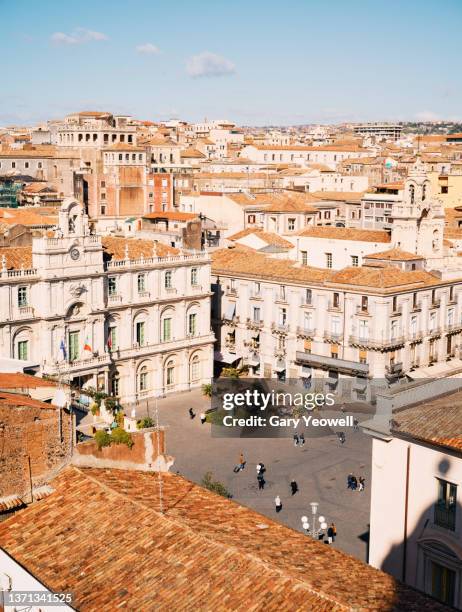 rooftops and piazza del duomo in catania - etna orange stockfoto's en -beelden