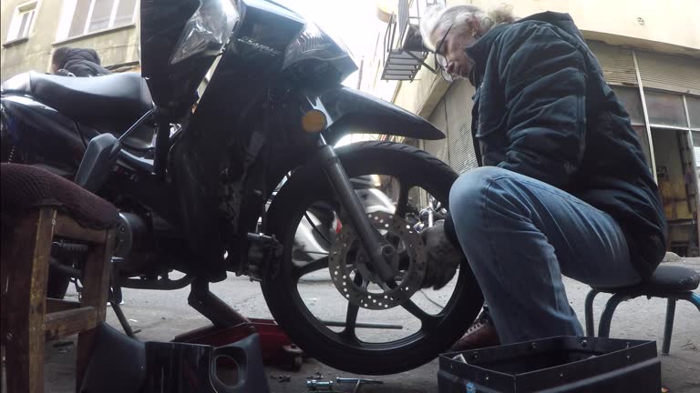 https://media.gettyimages.com/id/1371354331/video/4k-video-motorcycle-mechanic.jpg?b=1&s=640x640&k=20&c=slWKhwtkt6AUElJyIO71FOeMGEN1QZ456OaObdE5wyc=