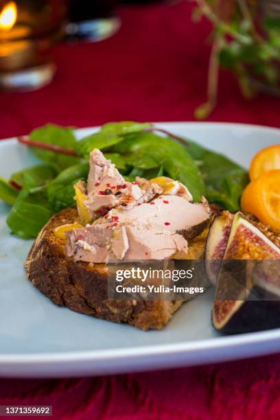 gourmet french foie gras open sandwich - foie gras photos et images de collection