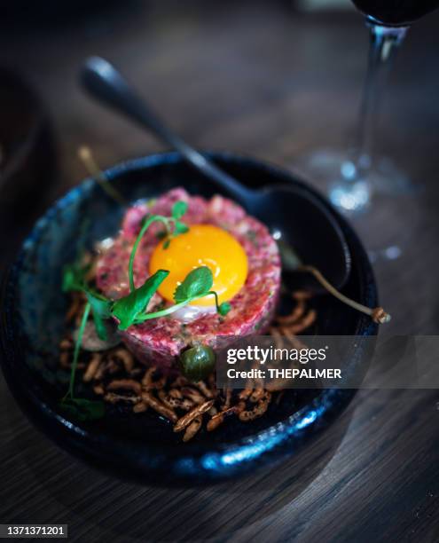 close up of beef tartar - filet americain stockfoto's en -beelden