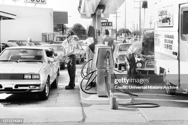 Cars lined up at Gas Station waiting for Fuel, Warren K. Leffler, US News & World Report Magazine Collection, June 15, 1979.