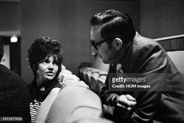 --- Mrs. Marilyn Lovell, wife of astronaut James A. Lovell, Apollo 13 mission commander, discusses the flight with Dr. Charles A. Berry, flight...
