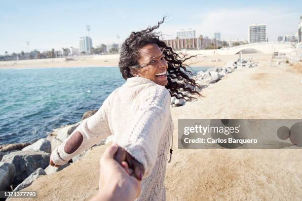 couple photography, girlfriend leading boyfriend towards the beach. - barcelona free stock-fotos und bilder
