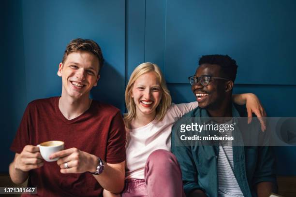 junge studenten haben spaß beim zusammensitzen in einem café - 3 teenagers stock-fotos und bilder
