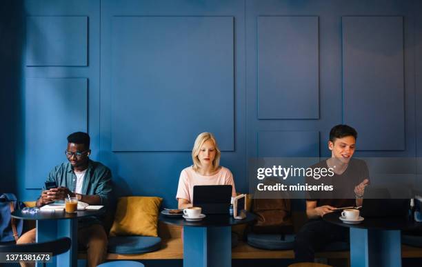 group of students sitting in a coffee shop - voip 個照片及圖片檔