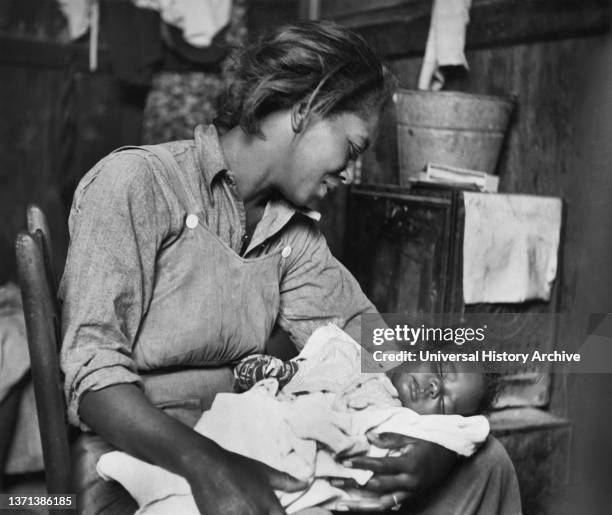 Migrant African-American Cotton Picker and her Baby, near Buckeye, Maricopa County, Arizona, USA, Dorothea Lange, U.S. Department of Agriculture,...