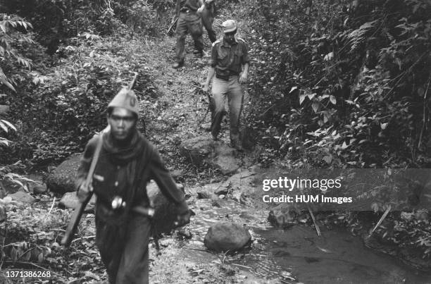 In Soebang a number of Indonesians volunteered to join the Ned. Troops and are now being trained. Patrolling is also part of their education; Date...