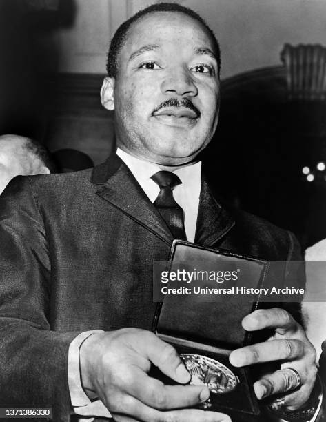 Martin Luther King showing his Medallion received from New York City Mayor Robert Wagner, New York City, New York, USA, Phil Stanziola, New York...