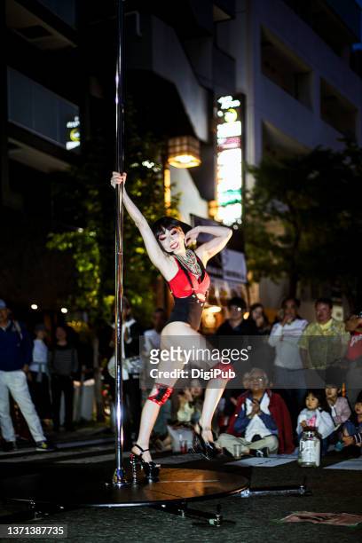 pole dancing show at beer garden on street in yokohama - pole dancing heels photos et images de collection