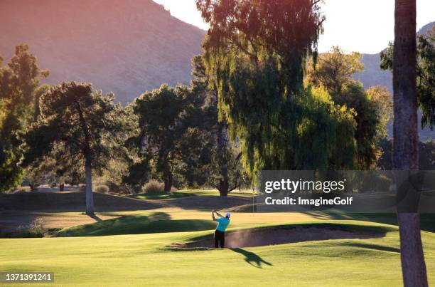 männlicher golfer schlägt bunker shot - usa golf stock-fotos und bilder