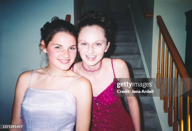 best friends vintage prom y2k fashion 90s choker necklaces 2000s style - zahnspange frau stock-fotos und bilder