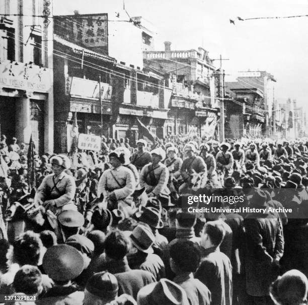 People's Liberation Army cavalry unit passed through Qianmen Street in Beiping after the Battle of Pingjin. 1949.