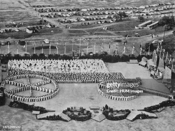 N Tablo van die kakebeenwa; gevorm deur 2000 volkspelers by geleentheid van die Inwydingsfees van die Voortrekkermonument; Pretoria ca. December 1949