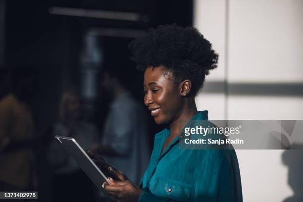 dieser praktische produktivitäts-tool hält mich glückliche exec - african american interview stock-fotos und bilder