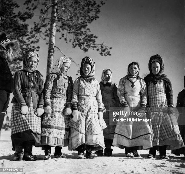 Finland History - TalvikylŠ, Petsamo. Playmates hold a rope together to prevent them from getting caught outdoors