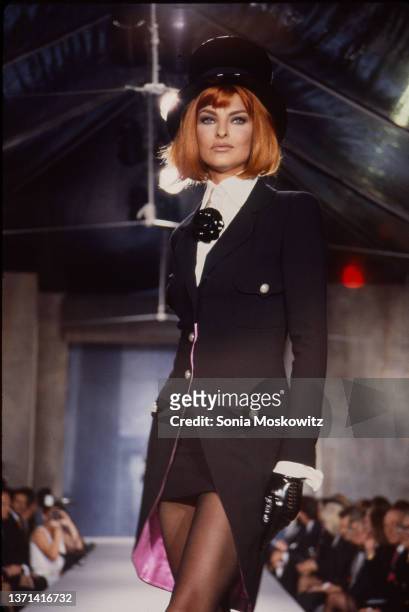 Linda Evangelista walks the runway in a Chanel fashion show in New York City on September 12, 1991.