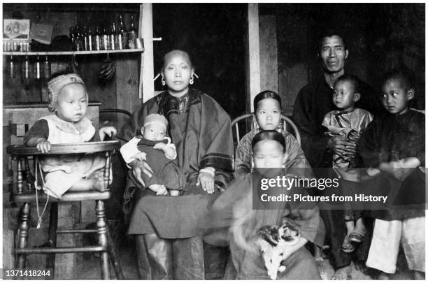 Chinese migrant family in Honolulu, Hawaii, 1893.