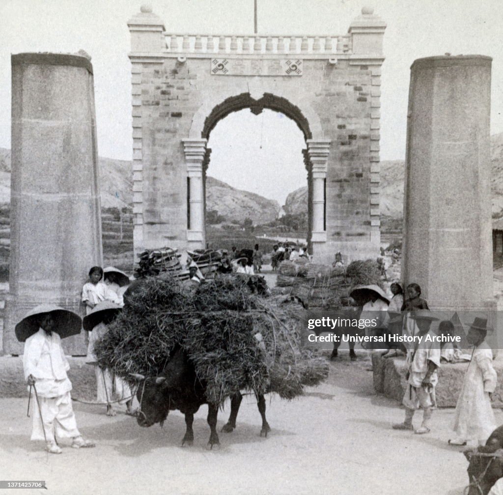 Scene showing Dongnimmun Gate, a memorial gate located in Seoul, South Korea.